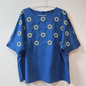 Cachette 파랑 자수 오부소매 상의 블라우스