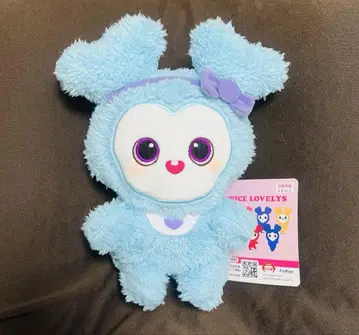 Twice 러블리즈 나연 폭신폭신 앉아있는 봉제 인형