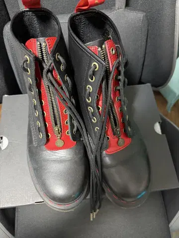 DR. MARTENS 2023 YEAR OF THE RABBIT UK6