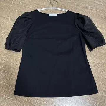 CELFORD 블랙 시스루 퍼프 슬리브 상의