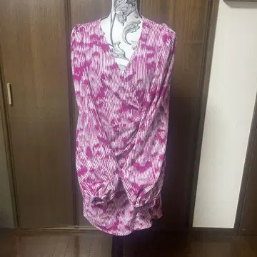 핑크와 화이트 스트라이프 랩 셔츠