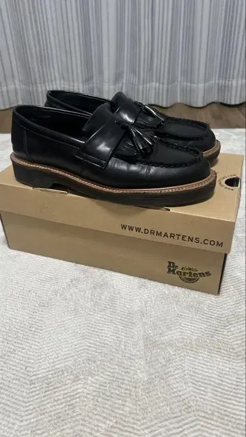 Dr. Martens 블랙 가죽 태슬 로퍼