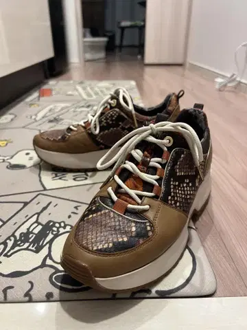 MICHAEL KORS 마이클코어스 브라운 뱀피 패턴 통굽 스니커즈 24