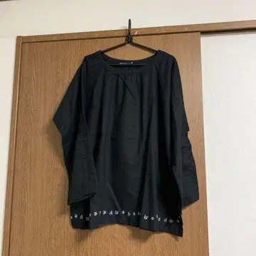 검은색 코튼 긴팔 셔츠