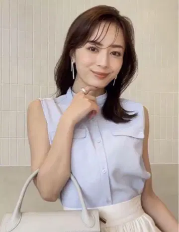 anuans 아뉴앙스 백 새틴 밴드 카라 슬리브리스 블라우스