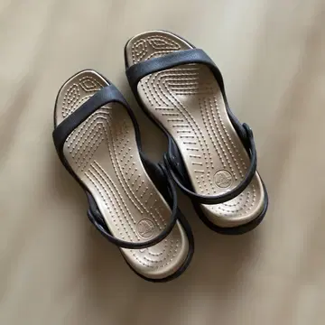 crocs 브라운 샌들 스트랩 포함