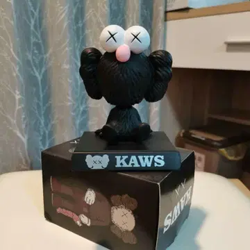 KAWS 캐릭터 조형물 검은색 약 10cm