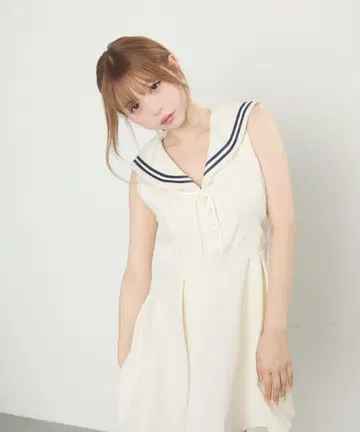 세일러 카라 아이보리색 슬리브리스 원피스
