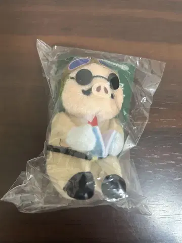 [붉은 돼지] 독서하는 포르코 봉제 인형 키링