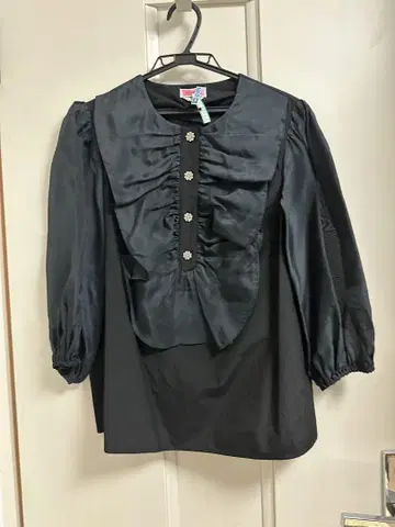 새상품급 kate spade 블랙 프릴 셔츠 7부 소매 반짝이 버튼 S
