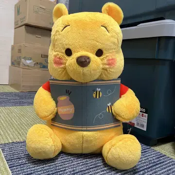 곰돌이 푸 책을 든 봉제 인형