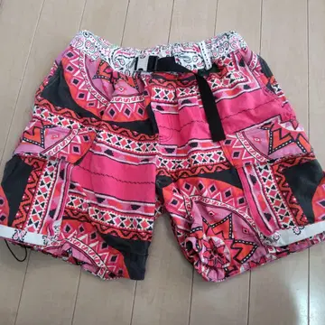 핑크 기하학 패턴 숏팬츠