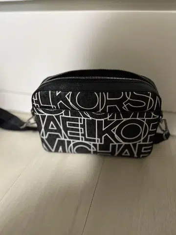 MICHAEL KORS 로고 프린트 숄더백