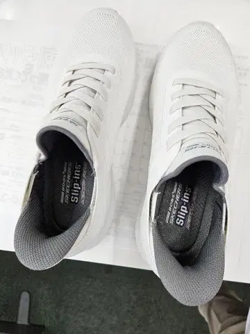 Skechers Slip-Ins 화이트 스니커즈