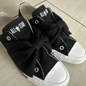 CONVERSE 블랙 리본 스니커즈