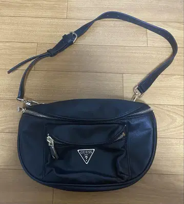 GUESS 블랙 바디백