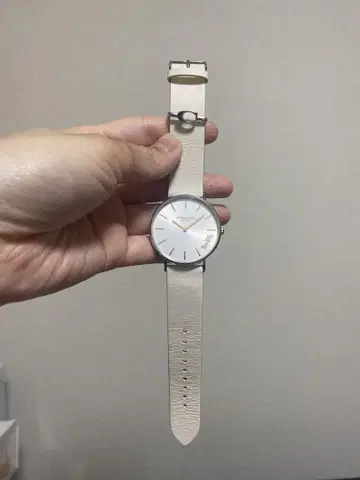 화이트 다이얼 아날로그 시계 베이지 가죽