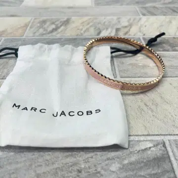 MARC JACOBS MEDALLION SCALLOPED 뱅글