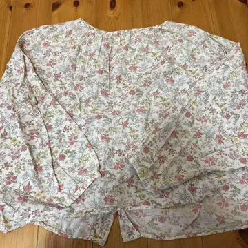 네스트로브 꽃무늬 긴팔 셔츠 화이트 계열