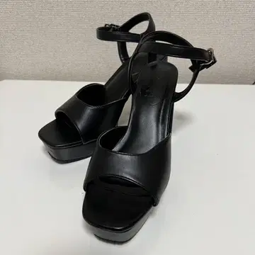 블랙 오픈토 하이힐