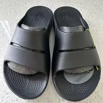 Oofos 블랙 샌들
