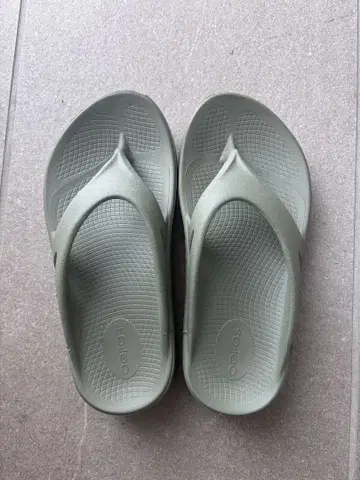Oofos 올리브 그린 샌들