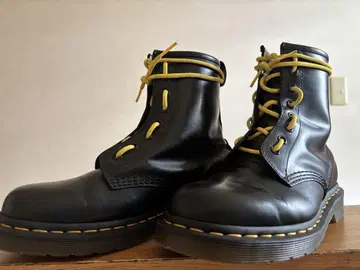 Dr. Martens 8홀