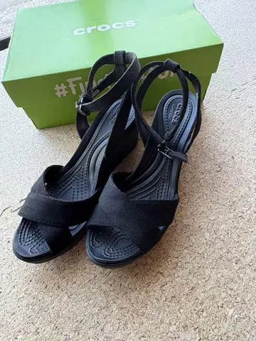 crocs 블랙 웨지 샌들