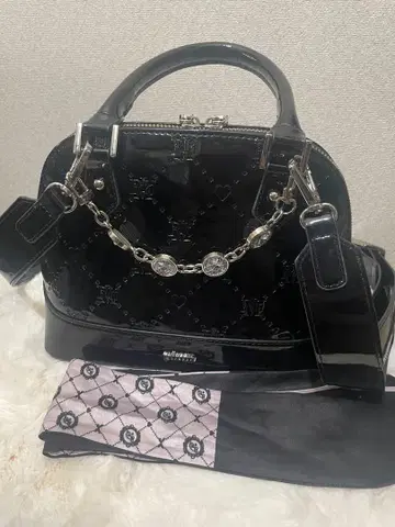 pium 비쥬 모노그램 에나멜 미니 백 스카프 핑크 x 블랙