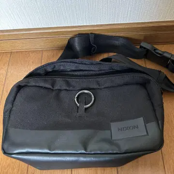 NIXON 블랙 백