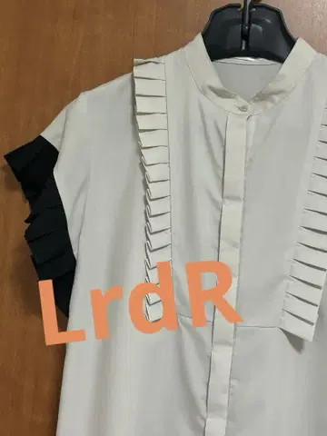 LrdR RAW FUDGE 프렌치 슬리브 앞 프릴 블라우스