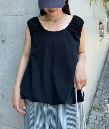 개더 드로스트 슬리브리스 블라우스 Tee