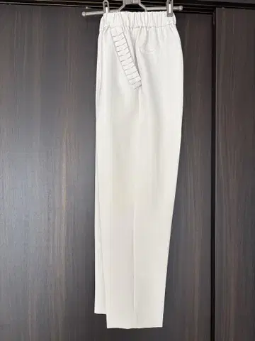 그레디 브릴리언트 화이트 슬랙스 허리밴딩 프릴