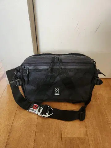 CHROME 블랙 바디백