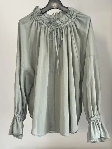 알드리지 블라우스 프릴 부착 옅은 그린