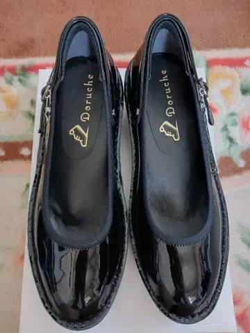Doruche 돌체 블랙 에나멜 가죽 펌프스 23.5cm