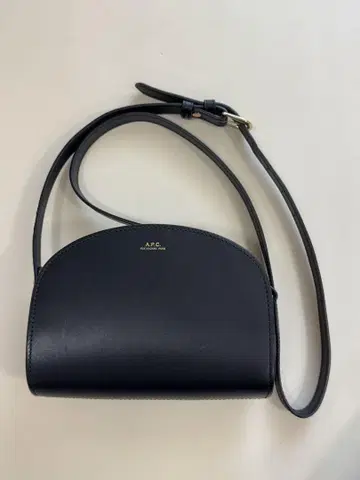 a.p.c 블랙 하프문 백 천연 가죽 숄더백