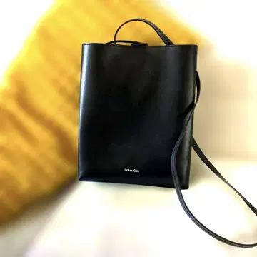 Calvin Klein 캘빈클라인 크로스바디 가죽 숄더백