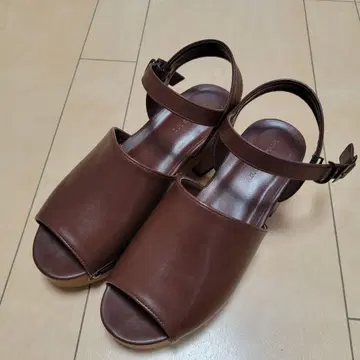 아줄바이마우지 브라운 샌들 미들힐
