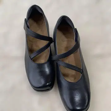 블랙 스트랩 중힐 펌프스 23.5cm EEE