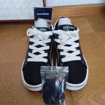 SKECHERS 블랙 스니커즈 택 포함