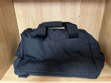 짐 양에 따라 넓힐 수 있는 발수 보스턴 백 블랙