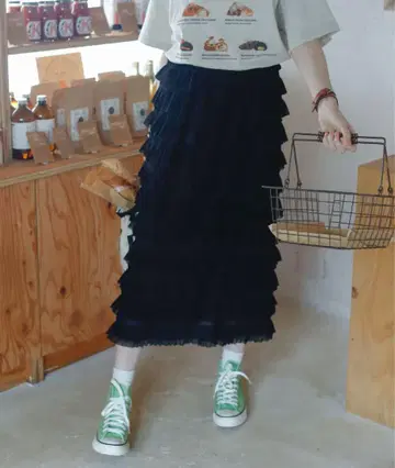 스몰 티어드 프릴 스커트 블랙 170cm 모델