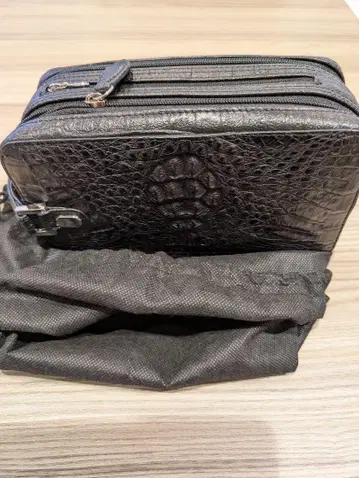 블랙 크로커다일 패턴 클러치백