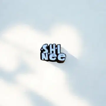 [ SHINee 공식 핀 배지 로고 화이트 ]