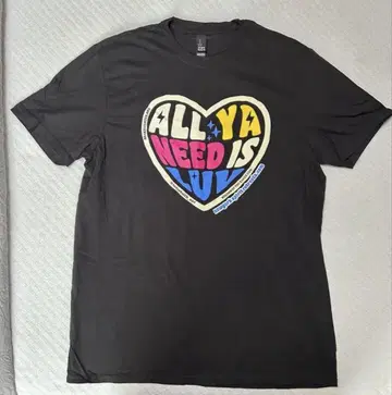 ALL YA NEED IS LUV 티셔츠 (L 사이즈)