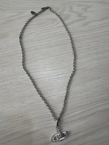 토성 모티브 목걸이 스톤 장식 포함