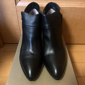 POMME D'OR 블랙 가죽 숏부츠 38