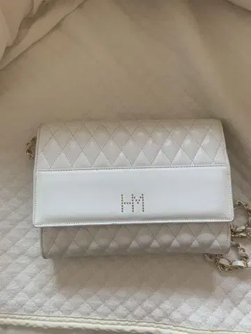 모리 하나에 화이트 퀼팅 숄더백
