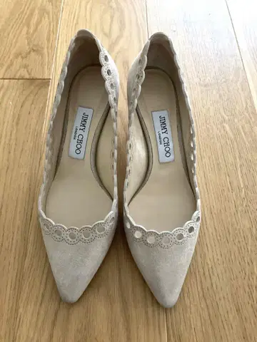 JIMMY CHOO 베이지 스캘럽 펌프스